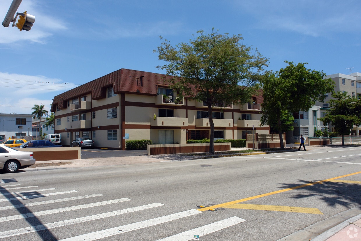 Building Photo - 1175 Normandy Dr