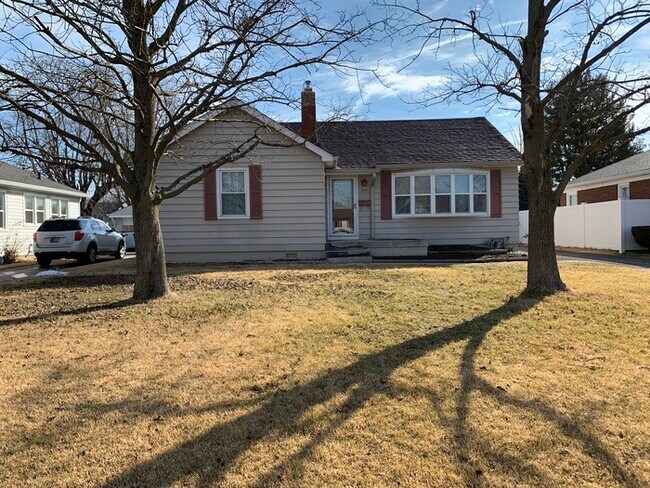 Building Photo - Nice Bungalow in Beech Grove with a Basement!