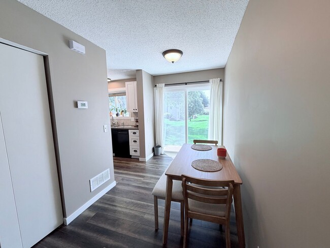 Building Photo - Modern 2-Bedroom Townhome in Apple Valley with Private Patio!!