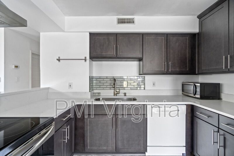 Primary Photo - 1301 Hampton Blvd
