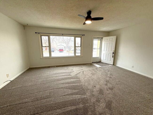 Building Photo - Darling 2 bedroom 1 level with Central Air!