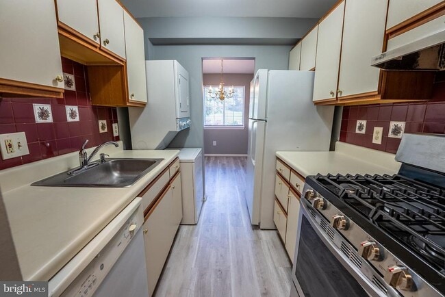 Building Photo - 1533 Colonial Dr