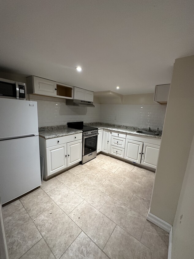 Spacious kitchen - 62 E Centennial Ave
