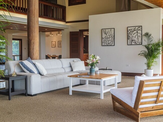 Foto del edificio - Konishiki Beachhouse: 4BR Beachfront Home w/ Pool