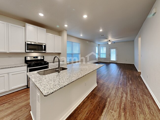 Building Photo - 421 Pebble Bend