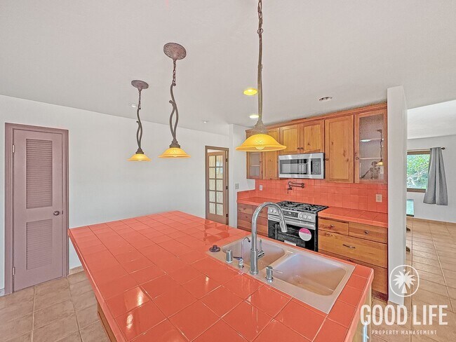 Foto del edificio - Rare Large Lot + Open Floorplan with Beautiful Artisting Styling