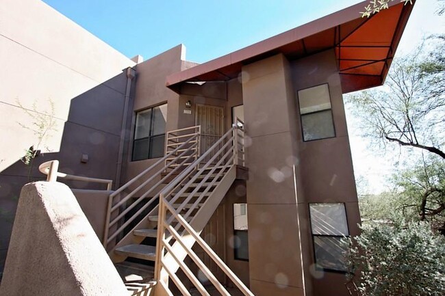 Building Photo - Lovely Sabino Canyon Condo