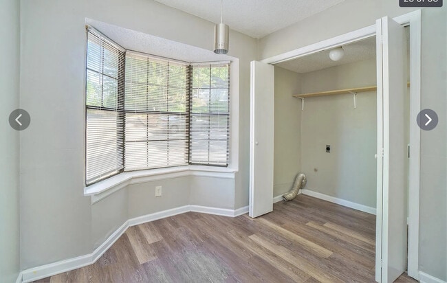 Building Photo - 926 Amberly Dr