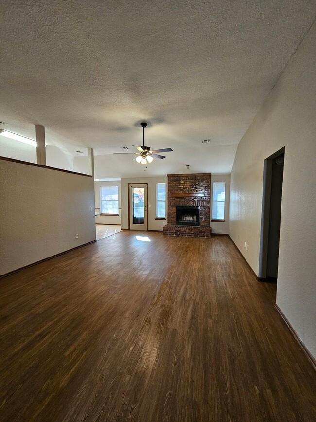 Building Photo - (3) Bed/(2) Bath in Eagle Cliff Addition A...