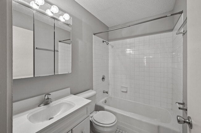 Building Photo - Rosco Apts-2720