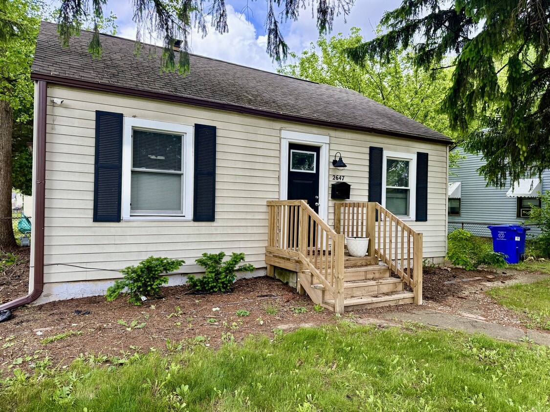 Primary Photo - 2647 McGuffey Rd