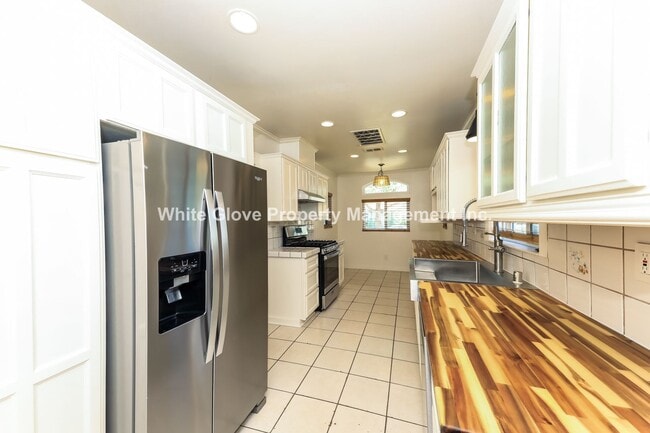 Building Photo - 3 Bedroom Santa Ana Home