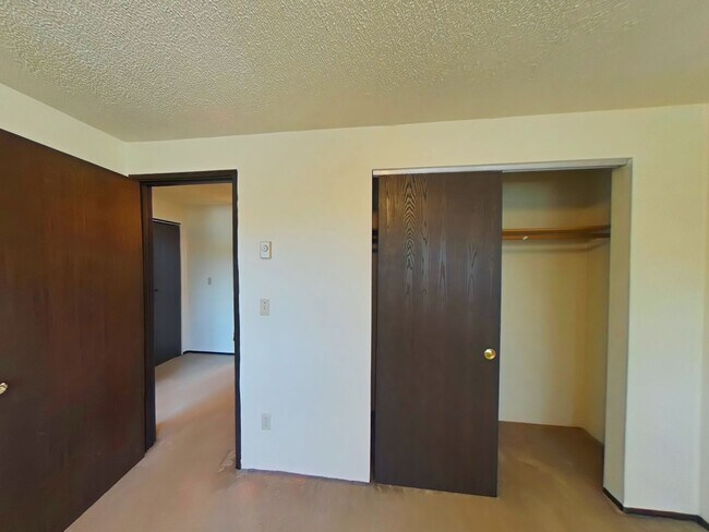 Building Photo - 3 Bedroom Duplex ~ Close to Campus ~ Pet F...