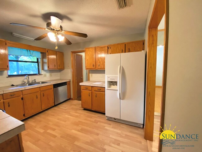 Building Photo - Lovely 3 Bedroom Home with Sparkling In-gr...
