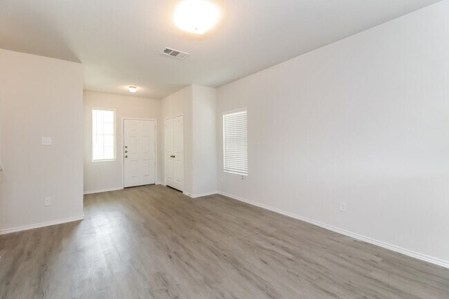 Foto del edificio - 7429 Skylight Dr