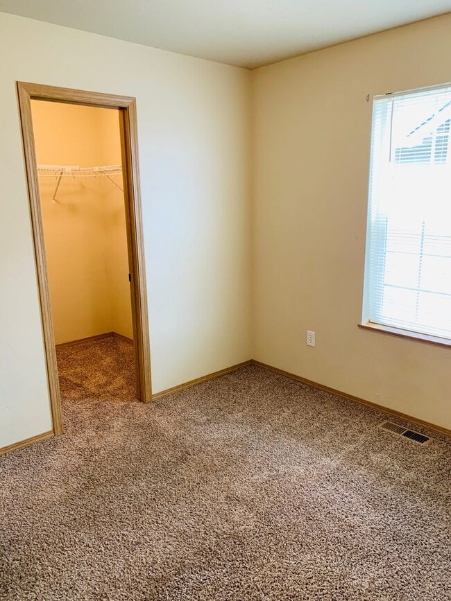 Building Photo - Amazing 3 Bed 2 Bath - Townhouse