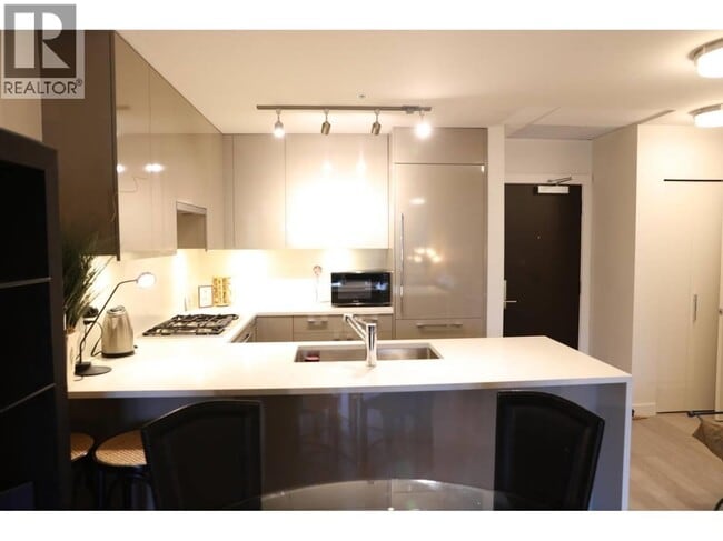 Building Photo - 4488 Cambie St.