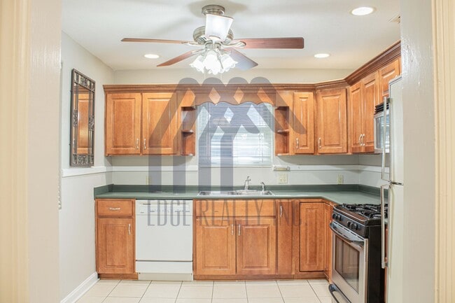 Building Photo - 135 E Derenne Ave