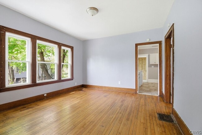 Building Photo - 122 Putnam St