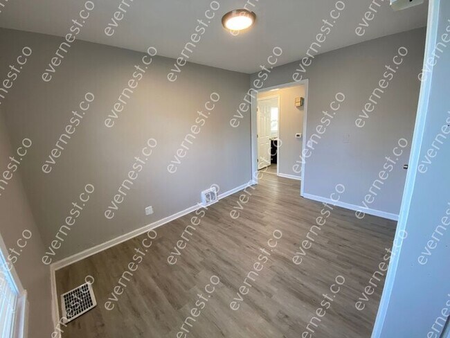 Building Photo - 3032 Cragmoor Ave