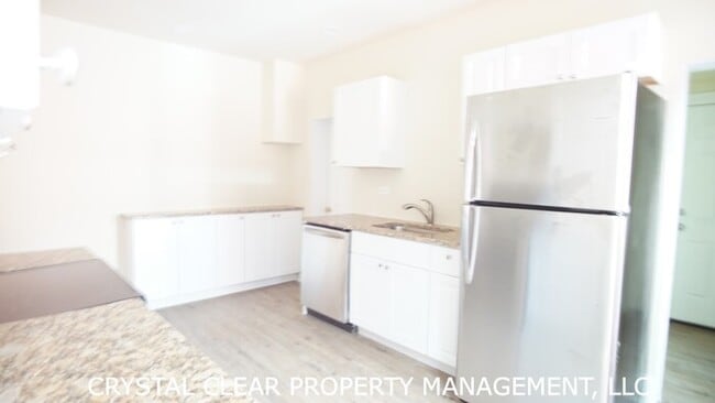 Building Photo - Newly remodeled 3 bed 2 bath on a quite st...