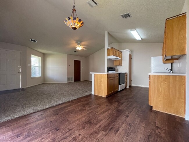Building Photo - Duplex *LEASING SPECIAL AVAILABLE*