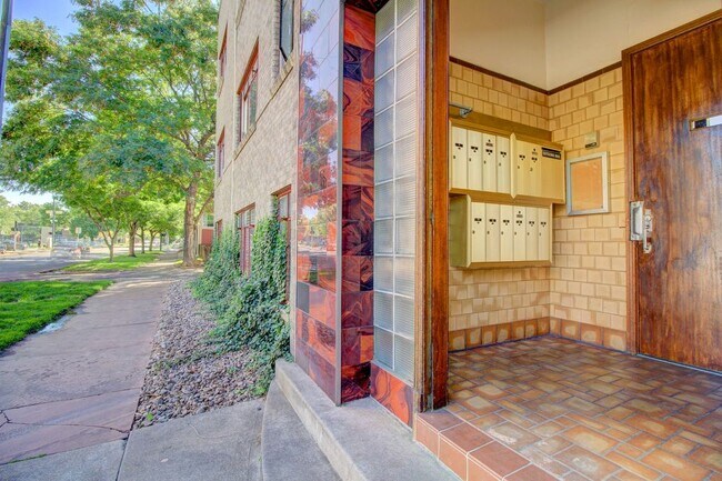 Building Photo - 1000 E 8th Ave