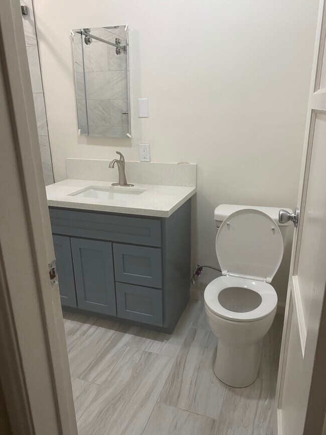 Building Photo - 117 E Arbor Vitae St