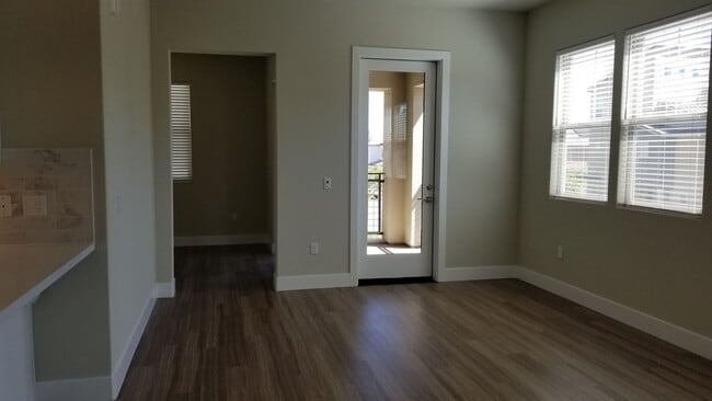 Building Photo - 2 br, 2 bath House - 1661 Spring Street, #233