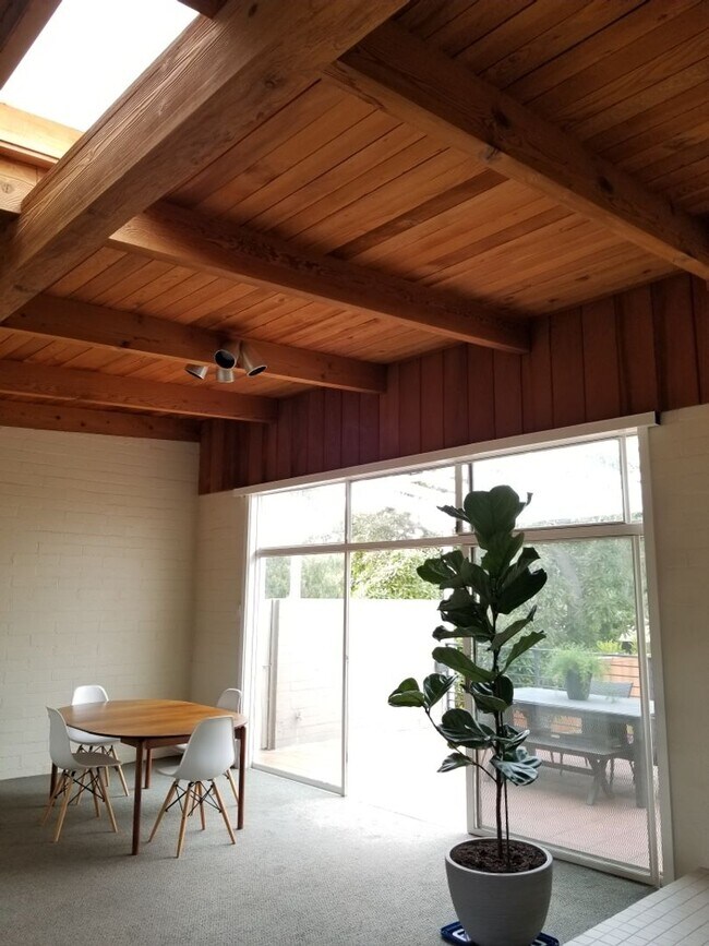 Building Photo - Midtown Ventura Mid-Century 3+2 Single Fam...