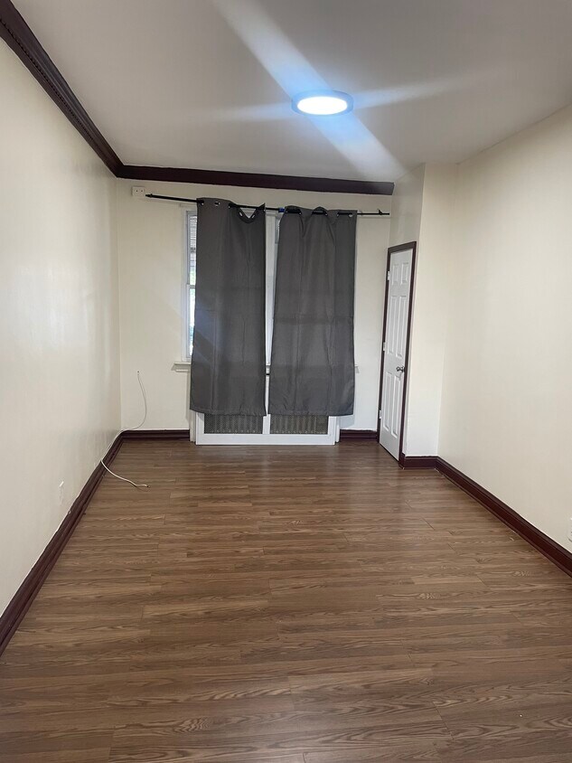 Foto principal - 537 E 55th St