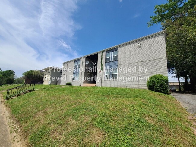 Building Photo - MUST SEE Midtown Apartment!  Newly Renovat...