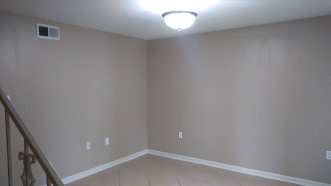 Foto del edificio - Spacious 3 Bedroom Townhome