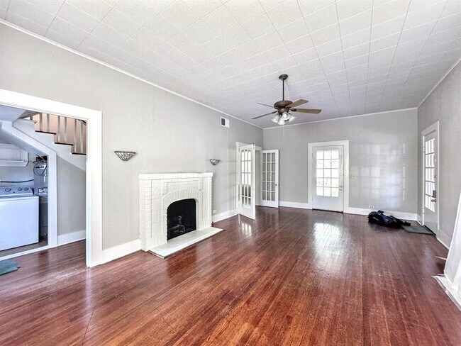 Building Photo - 410 Burleson St