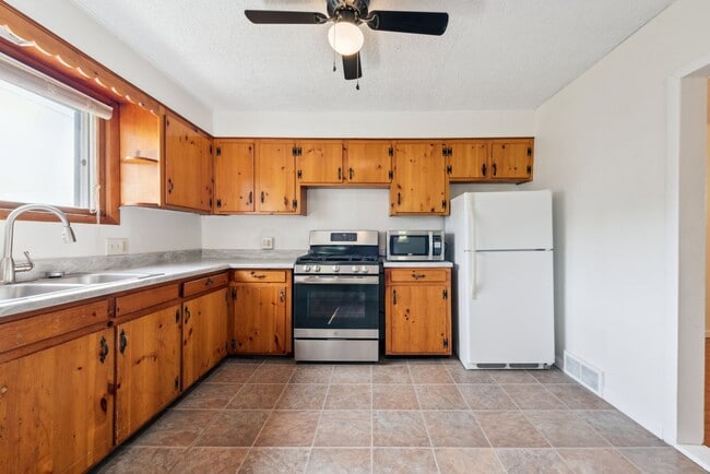 Beautiful 3 bedroom home in Jeannette available July 1! - Beautiful 3 bedroom home in Jeannette available July 1!