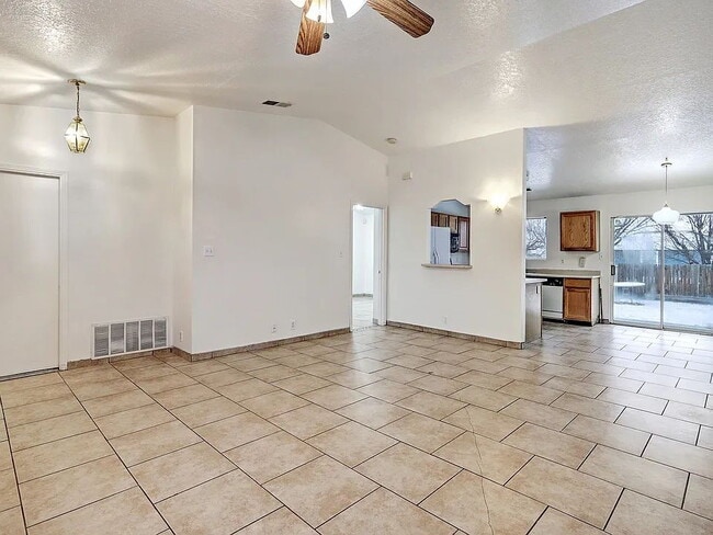 Foto del edificio - "Spacious 4-Bedroom Gem on Quartz Dr – Your Ideal Albuquerque Retreat!"