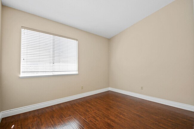 Foto del edificio - Modern 3BD 2.5BA Townhome with Vaulted Ceilings, Private Pergola Patio, and One-Car attached Garage