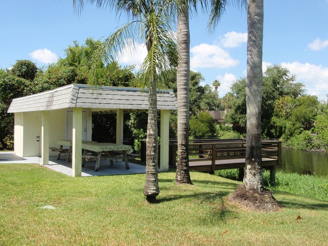 Foto del edificio - 3305 Camelot Dr