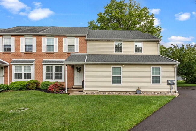 Building Photo - 560 Thrush Ct