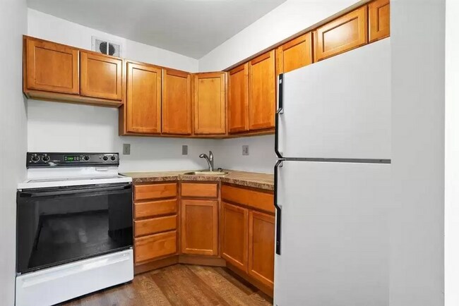 Foto del edificio - RENT REDUCED - 2 Bedroom (with bonus craft room/ office) Condominium in Coralville.