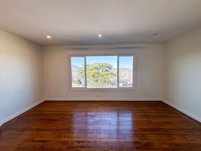 Foto del edificio - Discover Your Dream Home: An Elegant 3-Bed, 1.5-Bath Oasis at Crocker Amazon!