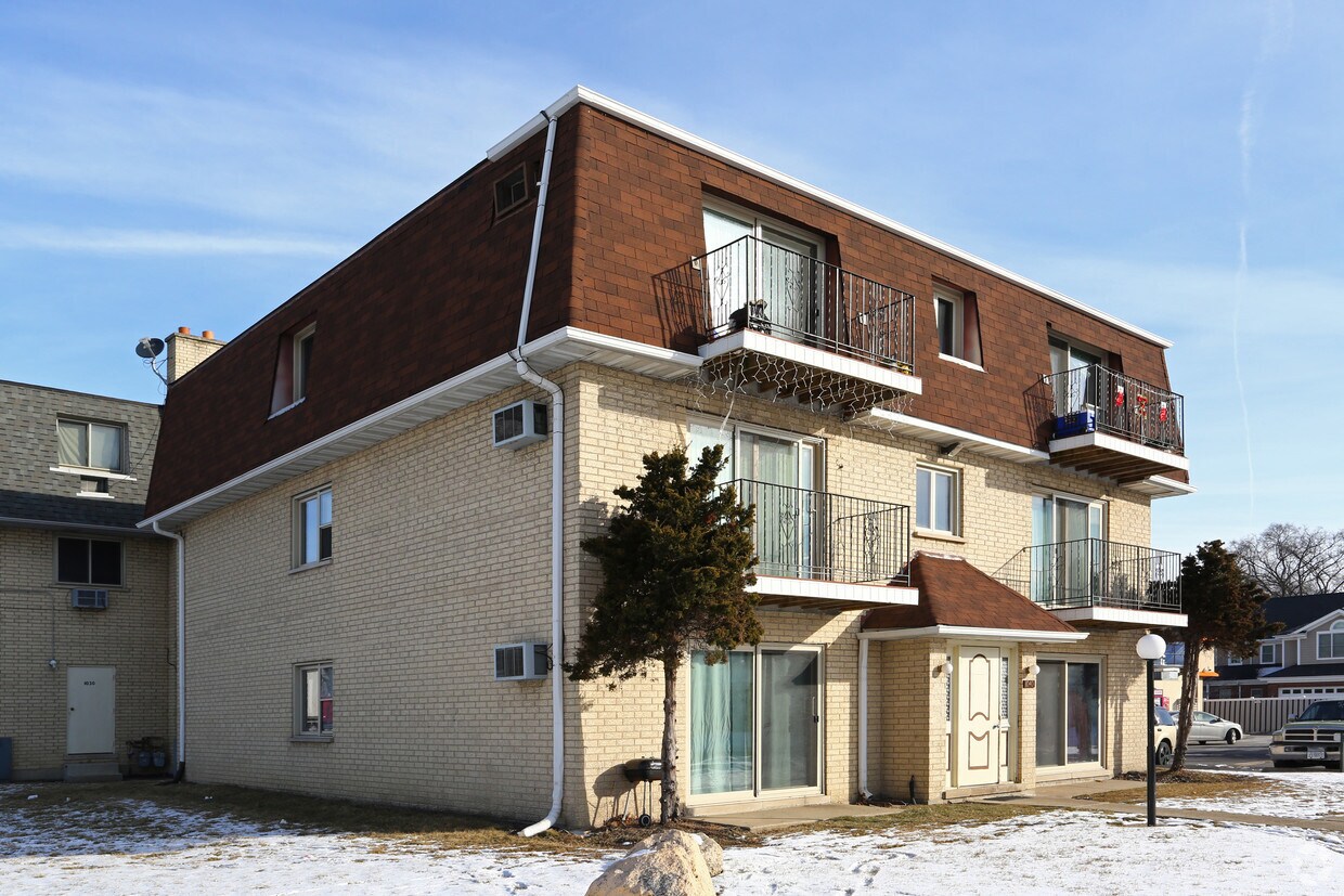 Building Photo - 1040 W Irving Park Rd