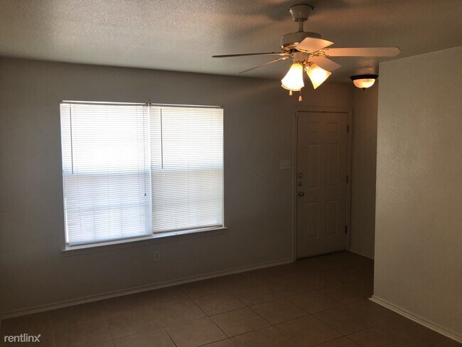 Building Photo - 2 br, 1.5 bath Townhome - 2803 Kerrville Ct C