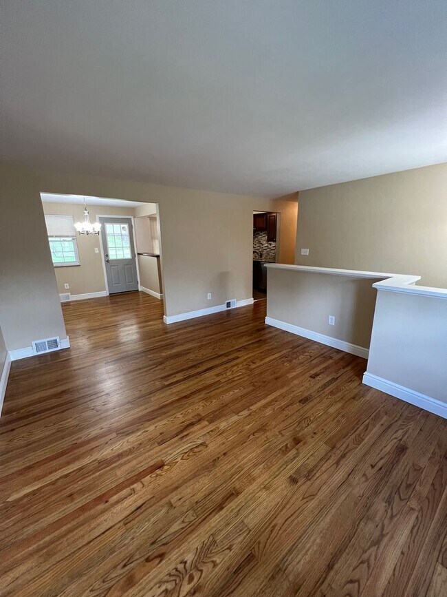 Building Photo - Entirely Remodeled 3 Bedroom, 1 Bathroom i...