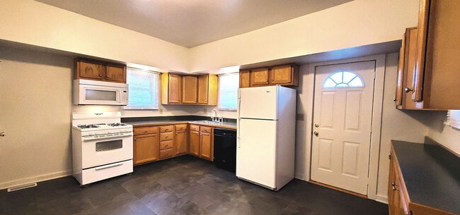 Kitchen - 190 E Tompkins St