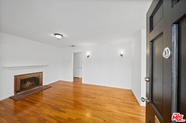 Foto del edificio - 10800 Esther Ave