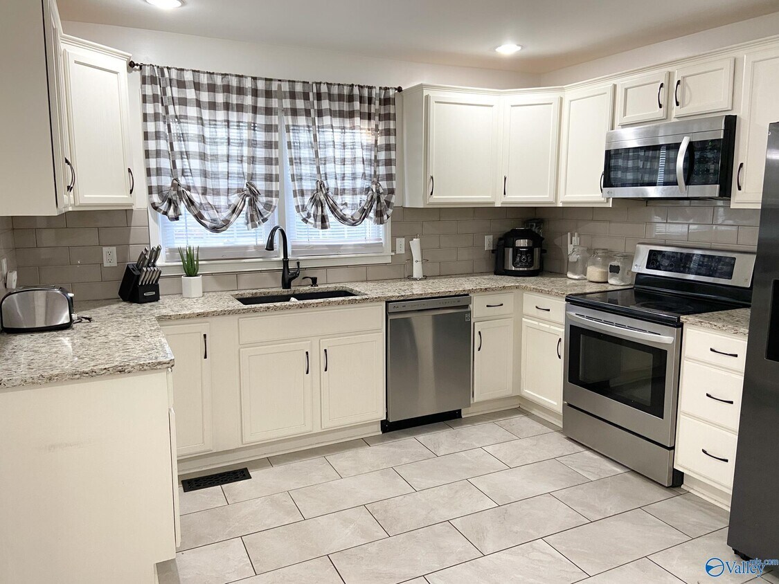 Primary Photo - 2100 Tanner Dr SW