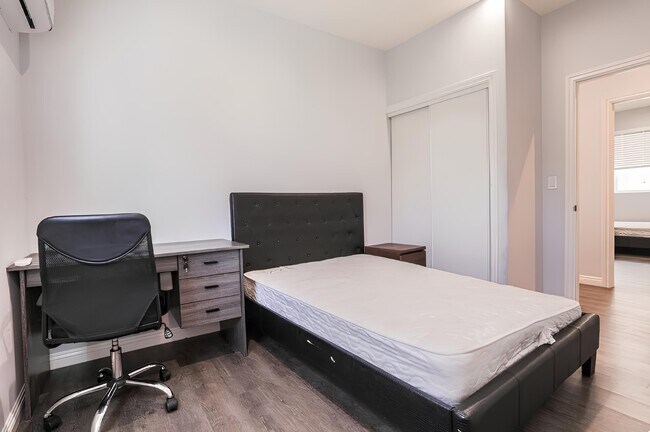 Foto del edificio - 1168 W 24th St