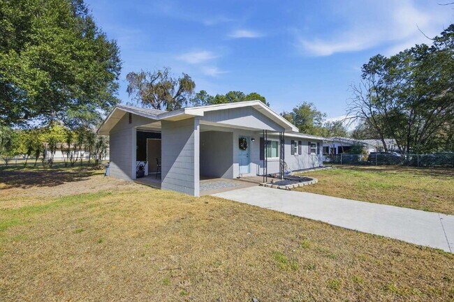 Building Photo - Cozy, fenced 2BR, 1.5BA in NE