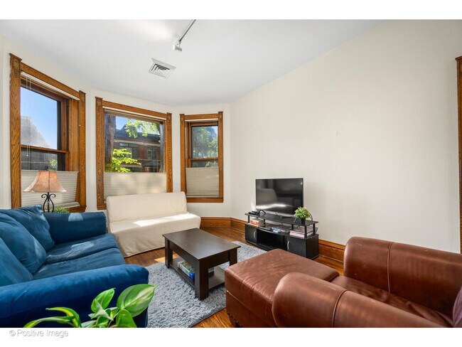 Foto del edificio - 1023 N Hoyne Ave